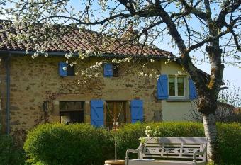 Domaine Charente - Cottage Charente allows 18 year olds to book a room