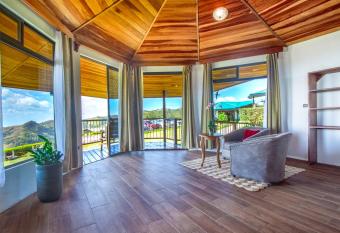 Hotel Tr  pico Monteverde allows 18 year olds to book a room