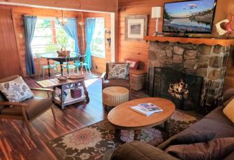 A Sweet Pine Cabin has Balcony rooms
