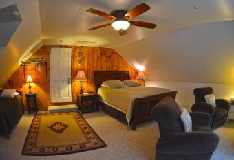 Hyde Away Inn has Balcony rooms