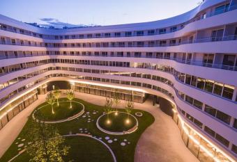 Ovo Apartment Market Square Wroclaw allows 18 year olds to book a room