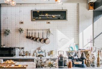 PAPO   A HOTEL allows 18 year olds to book a room