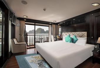 Alisa Cruise Halong has rooms with a private hot tub