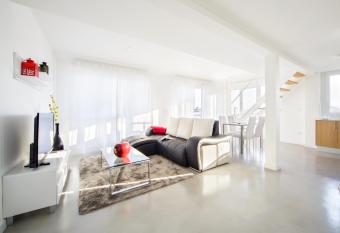 Rueiro 17 allows 18 year olds to book a room