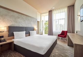 Radisson Hotel City Centre Odesa allows 18 year olds to book a room