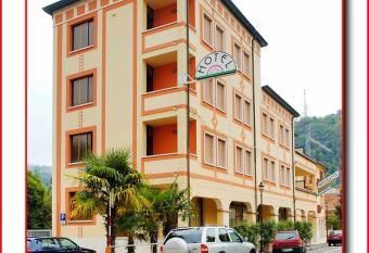 Hotel Ristorante Fratelli Zenari has Balcony rooms