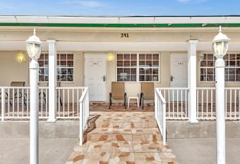 The Sunrise has Balcony rooms