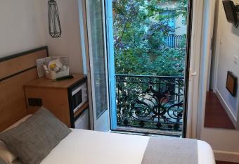 Pensi  n La Perla allows 18 year olds to book a room