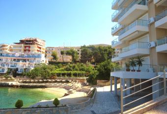 Azzura Flats has Balcony rooms