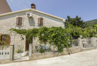 Apartments by the sea Komiza, Vis - 11671 has Smoking/Balcony rooms