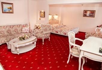 Boutique Hotel VSK Kentavar has rooms with a private hot tub