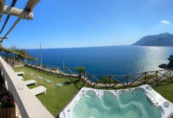 Villa Anna has rooms with a private hot tub