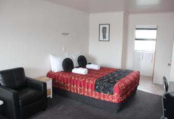 Kiwi Court Motel has rooms with a private hot tub