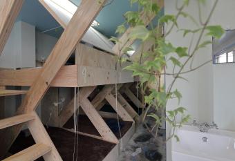 Music Uni Street Backpacker s Hostel allows 18 year olds to book a room