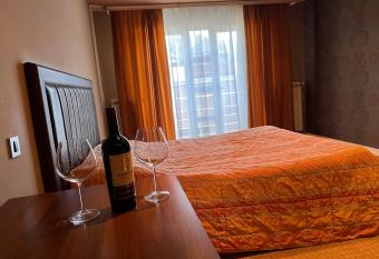 Vila Srbija Beograd has rooms with a private hot tub