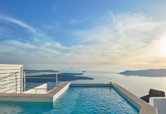 La Maltese Private House Imerovigli has rooms with a private hot tub