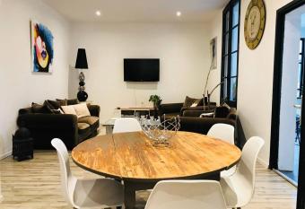 Les Chambres du Palais has Balcony rooms