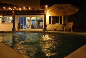 Puerto San Jos  , Casa 33 Condominio Alta Mar allows 18 year olds to book a room