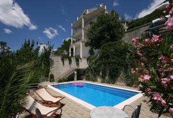 Apartments with a swimming pool Brela, Makarska - 6828 has Balcony rooms