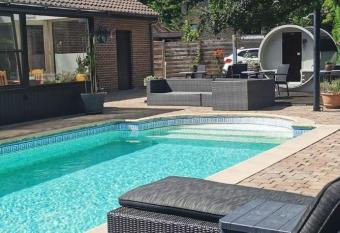 B&B Woodside allows 18 year olds to book a room