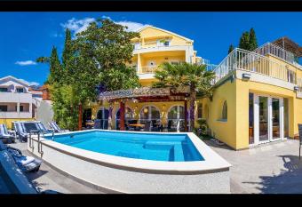 Castelletto has Balcony rooms