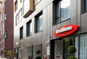 Residhome Asnieres Park allows 18 year olds to book a room