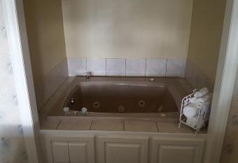 Snug Harbor Inn has Balcony rooms