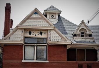 Off Broadway B & B has Balcony rooms