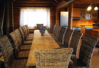 Isakaru Puhkemaja has rooms with a private hot tub