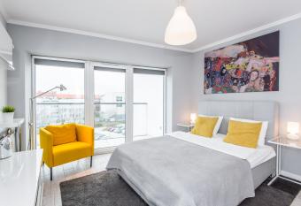 Super-Apartamenty Old Market allows 18 year olds to book a room