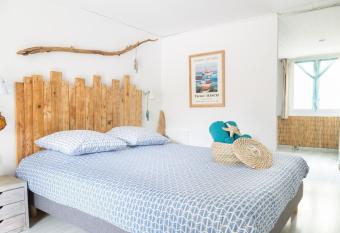 Maison d h  tes L   lot bambou allows 18 year olds to book a room