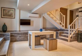 Mari Hotel & Maisonettes has rooms with a private hot tub