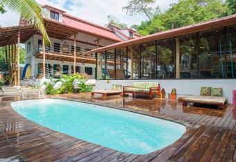 Selina Santa Teresa South allows 18 year olds to book a room