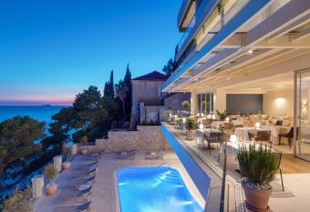 Hotel More has rooms with a private hot tub