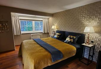 Le Manoir De Morimont has rooms with a private hot tub