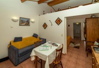 Elckerlyck Inn Hotel allows 18 year olds to book a room