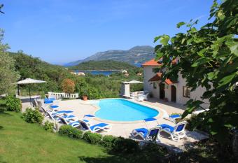 Apartments Grgic has Balcony rooms