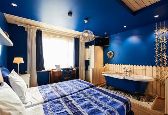 Full House Hotel allows 18 year olds to book a room