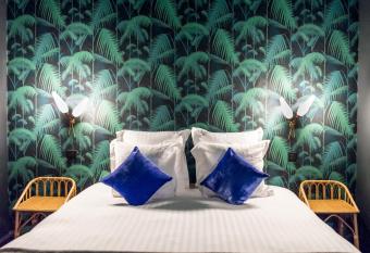 1er Etage SoPi-Montmartre allows 18 year olds to book a room