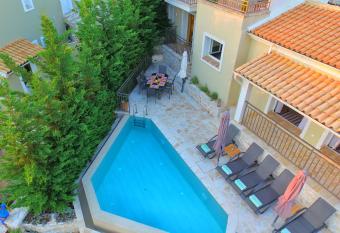 The Cassius Hill House has Balcony rooms