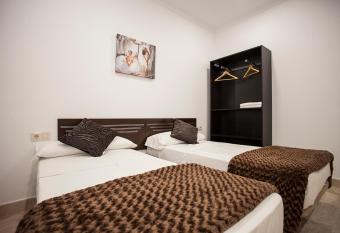 Hostal Rinc  n de Sol has Balcony rooms