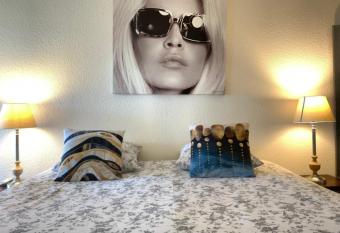 Studio centre Saint Tropez parking piscine wifi vue mer has Balcony rooms