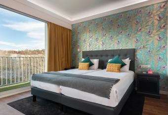 H  tel Charlemagne by Happyculture has Balcony rooms