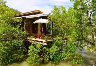 Deep House Sea View has Balcony rooms