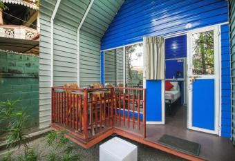 Airport A4 Transit Hub - Eco Chalets allows 18 year olds to book a room