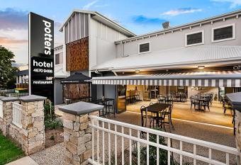 Potters Toowoomba Hotel has Balcony rooms