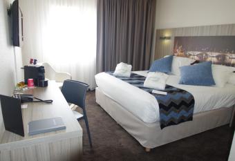 H  tel Saphir Lyon allows 18 year olds to book a room