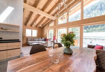 Quality Hosts Arlberg - ALPtyrol Appartements has Balcony rooms