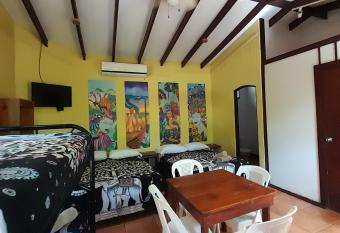 Hotel Cabinas La Playa has rooms with a private hot tub