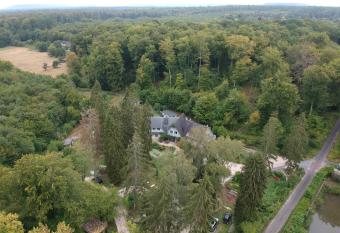 Le jardin de Saint Jean has Balcony rooms